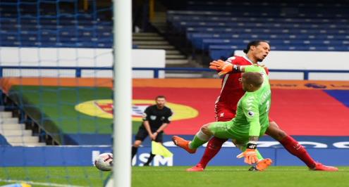 رسميًا.. بيكفورد يفلت من العقوبة بعد إصابة فان دايك